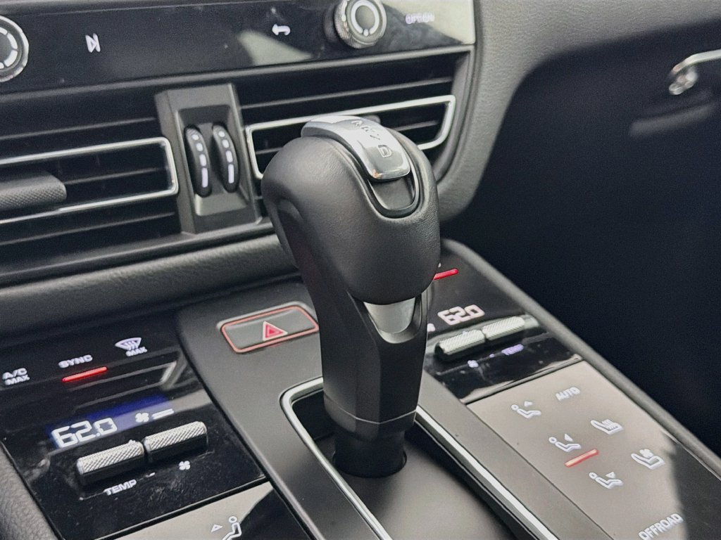 Certified 2023 Porsche Macan AWD/4WD image 19