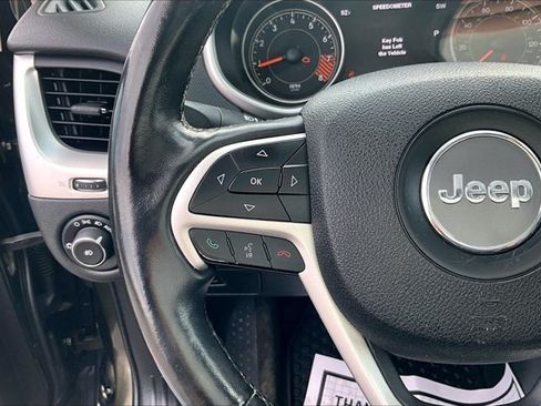 Used 2015 Jeep Cherokee Trailhawk w/ Comfort/Convenience Group AWD/4WD image 11