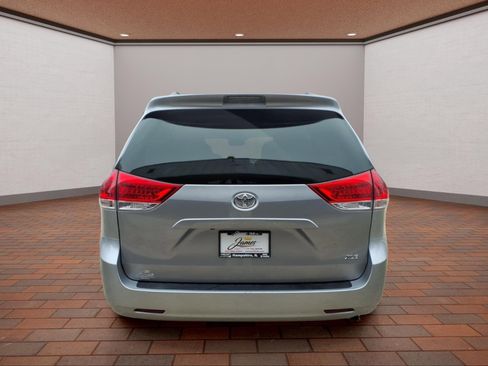 Used 2013 Toyota Sienna XLE FWD image 6