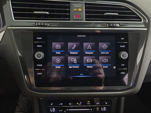 Used 2024 Volkswagen Tiguan SE w/ Panoramic Sunroof Package AWD/4WD image 17