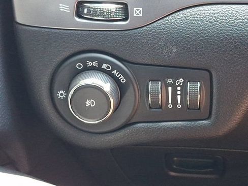 Certified 2019 Jeep Cherokee Latitude Plus w/ Cold Weather Group AWD/4WD image 29