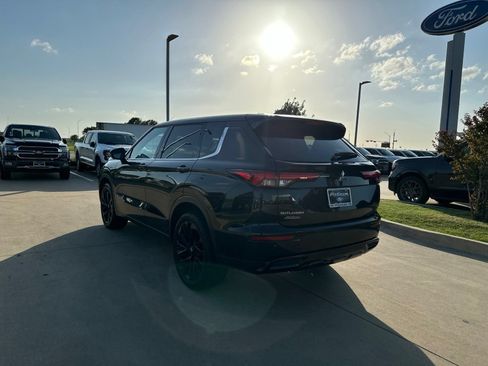 Used 2023 Mitsubishi Outlander SE Black Edition FWD image 3