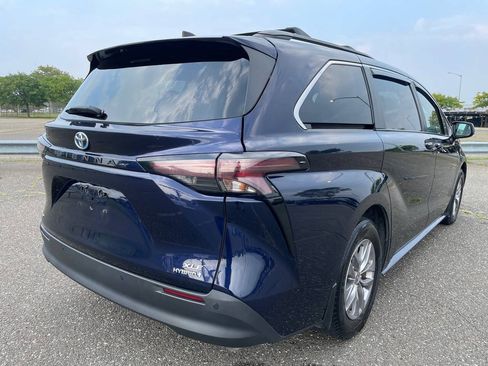 Used 2023 Toyota Sienna XLE AWD/4WD image 7