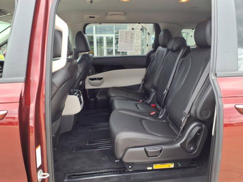 Used 2024 Kia Carnival EX FWD image 23
