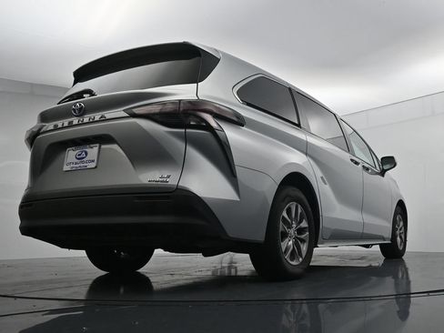 Used 2024 Toyota Sienna LE FWD image 22
