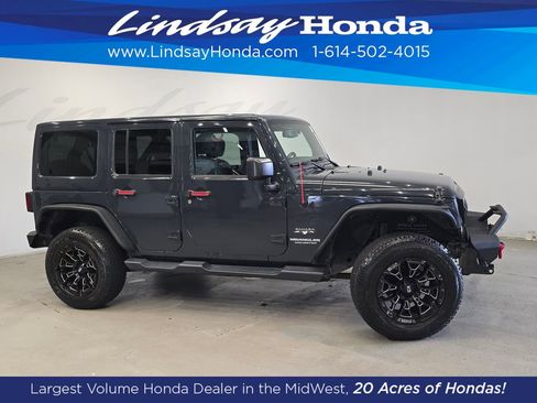 Used 2017 Jeep Wrangler Unlimited Sahara w/ Connectivity Group AWD/4WD image 3