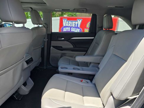 Used 2019 Toyota Highlander XLE AWD/4WD image 23