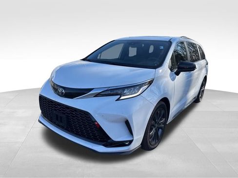 Used 2023 Toyota Sienna XSE image 3
