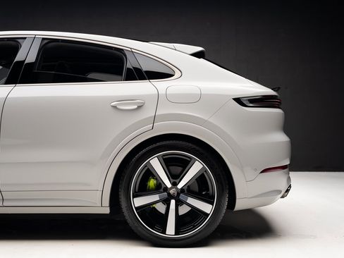 Used 2025 Porsche Cayenne Turbo image 19