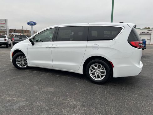 New 2026 Chrysler Pacifica Select image 8