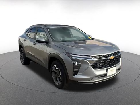 Used 2025 Chevrolet Trax LT image 3