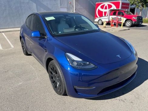 Used 2024 Tesla Model Y Long Range AWD/4WD image 3