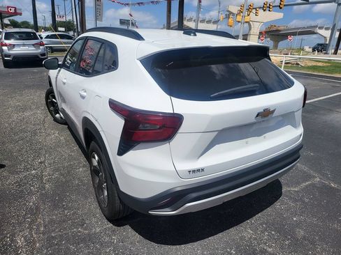 Used 2025 Chevrolet Trax LT w/ LT Convenience Package FWD image 8