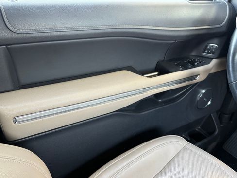 Used 2024 Ford Expedition Limited image 32