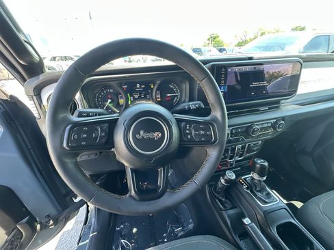 Used 2024 Jeep Wrangler Unlimited AWD/4WD image 24