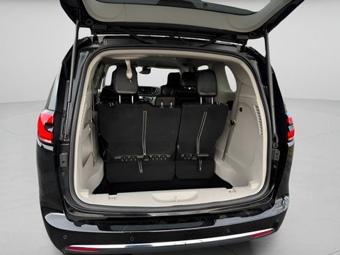 Used 2024 Chrysler Pacifica Touring-L FWD image 11