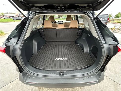 Used 2020 Toyota RAV4 LE w/ Carpet Mat Package AWD/4WD image 26