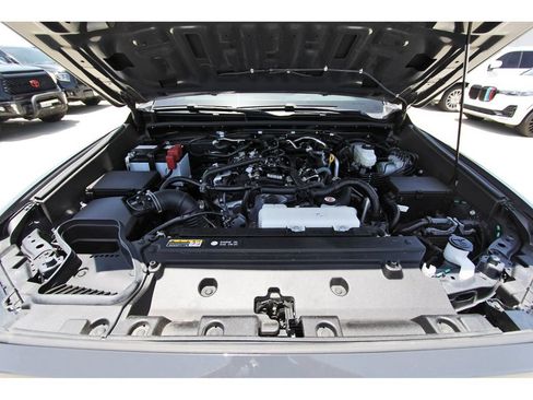 Used 2025 Toyota 4Runner SR5 AWD/4WD image 31