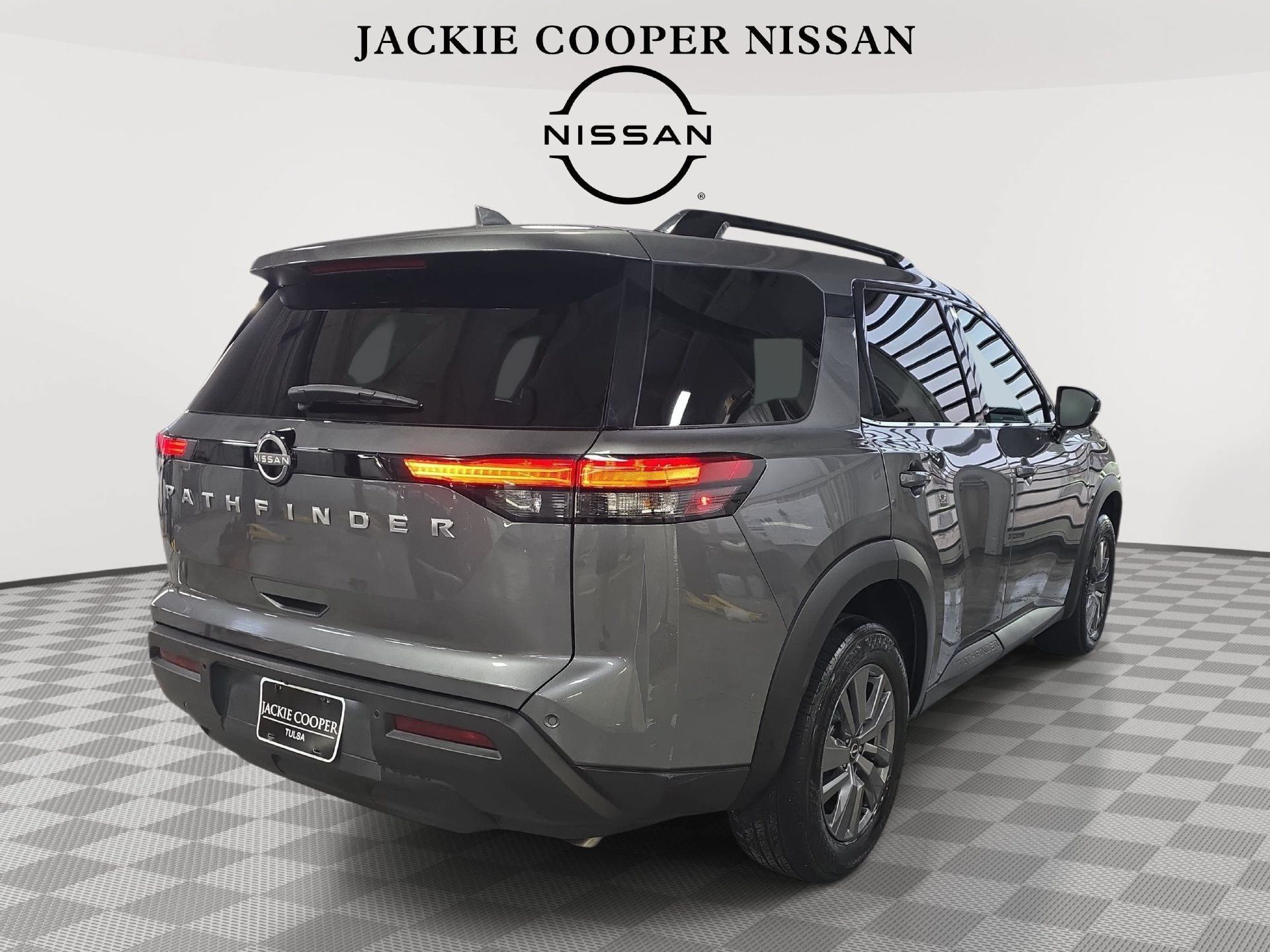 Used 2025 Nissan Pathfinder SV FWD image 5