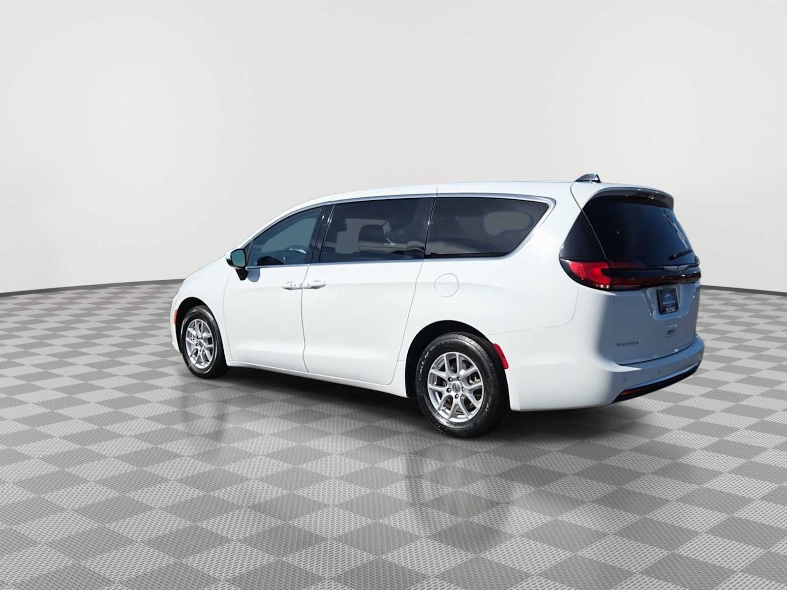 Used 2023 Chrysler Pacifica Touring-L FWD image 6
