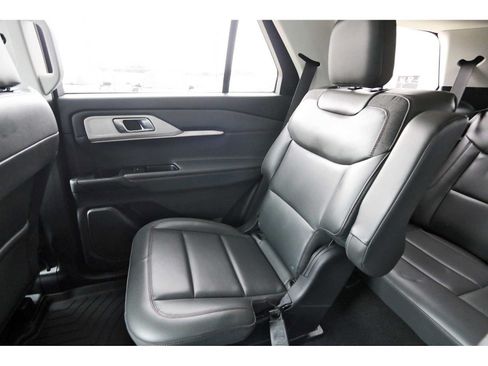 Used 2025 Ford Explorer Active w/ Active Comfort Package RWD image 9