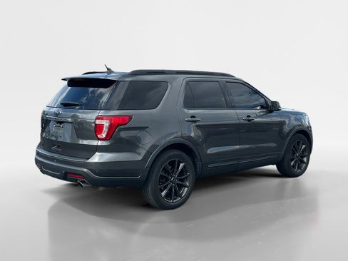 Used 2018 Ford Explorer XLT w/ Equipment Group 202A FWD image 6