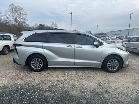 Used 2023 Toyota Sienna LE image 6