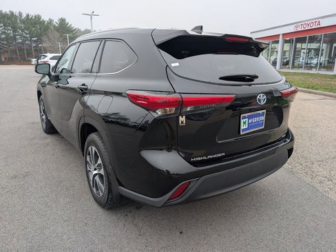 Used 2022 Toyota Highlander XLE image 3