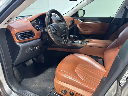 Used 2018 Maserati Levante GranLusso AWD/4WD image 26