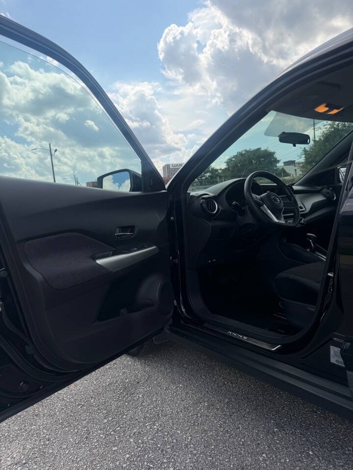 Used 2018 Nissan Kicks SV FWD image 17