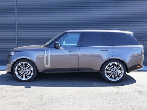 Used 2025 Land Rover Range Rover SE AWD/4WD image 2