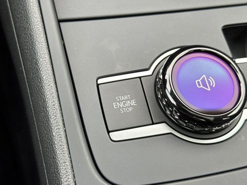 Used 2025 Volkswagen Tiguan SE w/ Panoramic Sunroof Package image 21