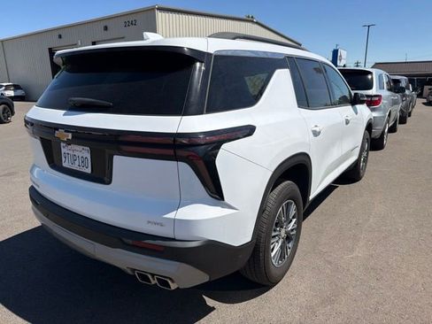 Used 2025 Chevrolet Traverse LT AWD/4WD image 2