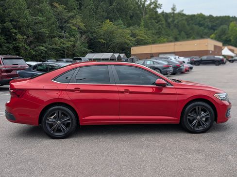 Used 2022 Volkswagen Jetta SE w/ Panoramic Sunroof Package FWD image 10