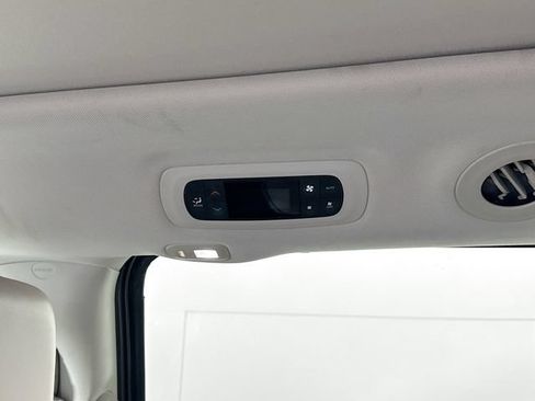 Used 2020 Chrysler Pacifica Limited FWD image 30