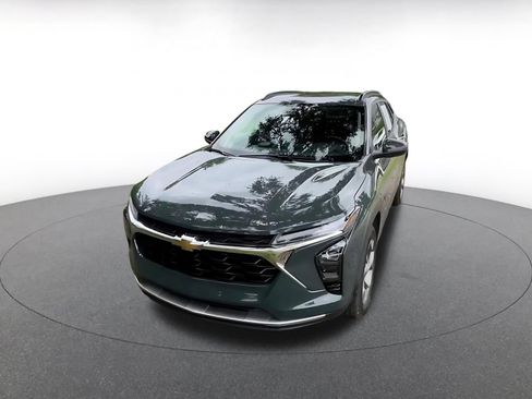 Used 2025 Chevrolet Trax LT w/ LT Convenience Package FWD image 6