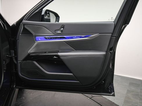 Used 2024 BMW 760i xDrive w/ Premium Package 2 image 45