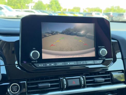 Used 2022 Nissan Pathfinder SV w/ SV Black Package image 18