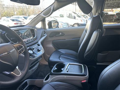 Used 2024 Chrysler Pacifica Touring-L image 20