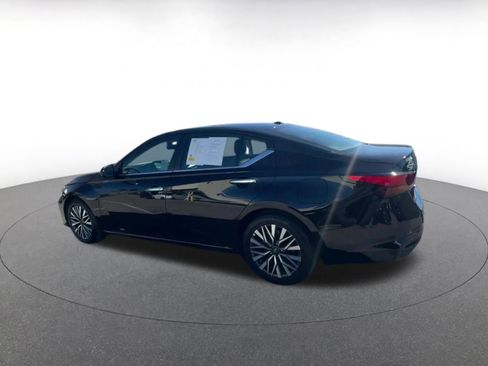 Used 2025 Nissan Altima 2.5 SV image 10