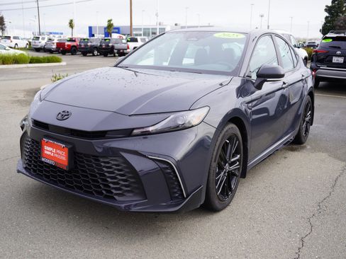 Used 2025 Toyota Camry SE w/ Convenience Package image 7