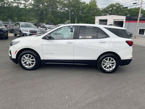Used 2023 Chevrolet Equinox LS w/ LS Convenience Package AWD/4WD image 2