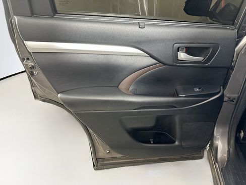 Used 2018 Toyota Highlander XLE image 26