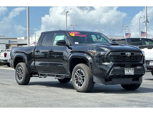 Used 2025 Toyota Tacoma TRD Sport image 2