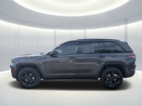 New 2025 Jeep Grand Cherokee Limited w/ Black Appearance Package image 7