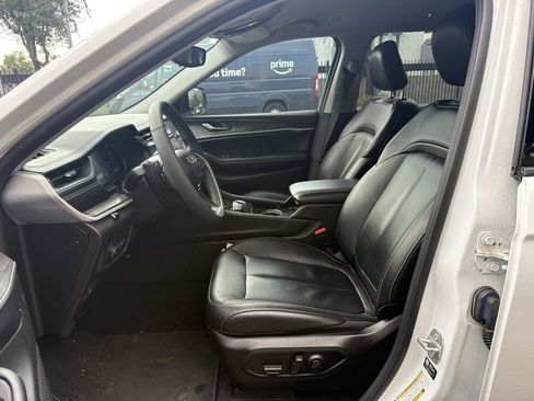 Certified 2023 Jeep Grand Cherokee L Limited w/ Black Appearance Package image 11