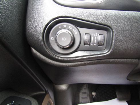 Used 2017 Jeep Renegade Latitude w/ Cold Weather Group AWD/4WD image 18