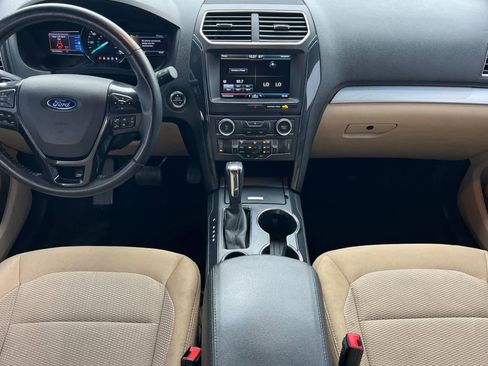Used 2016 Ford Explorer XLT w/ Equipment Group 201A image 4