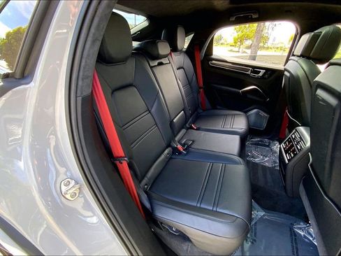 Used 2022 Porsche Cayenne GTS AWD/4WD image 19