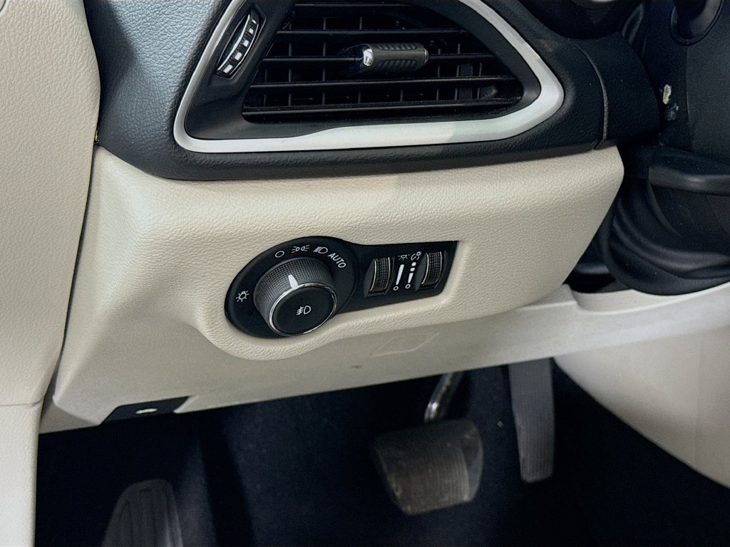 Used 2024 Chrysler Pacifica Touring-L FWD image 19